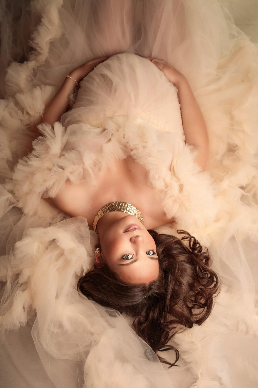 Femme allongée avec yeux verts magnifiques mis en valeur par son maquillageundefined