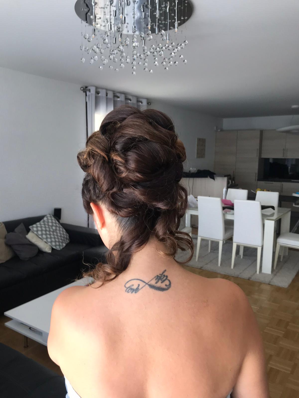 Chignon de mariage pour brune avec tatouage au cou à Genève